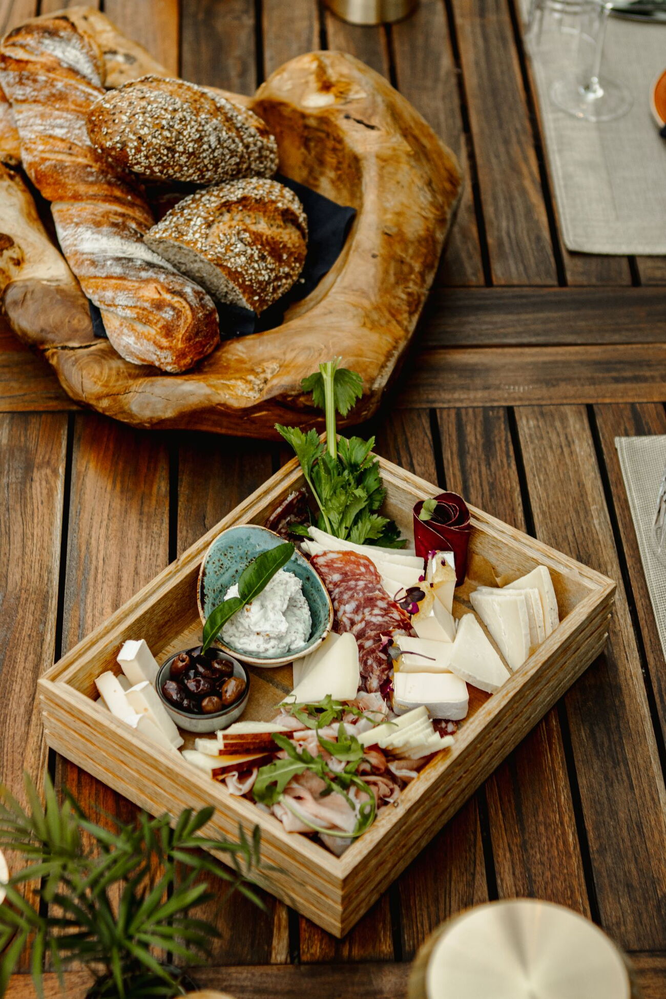 Bankettdetail mit Käseplatte und frischem Brot im Restaurant Acasa Zürich Oerlikon