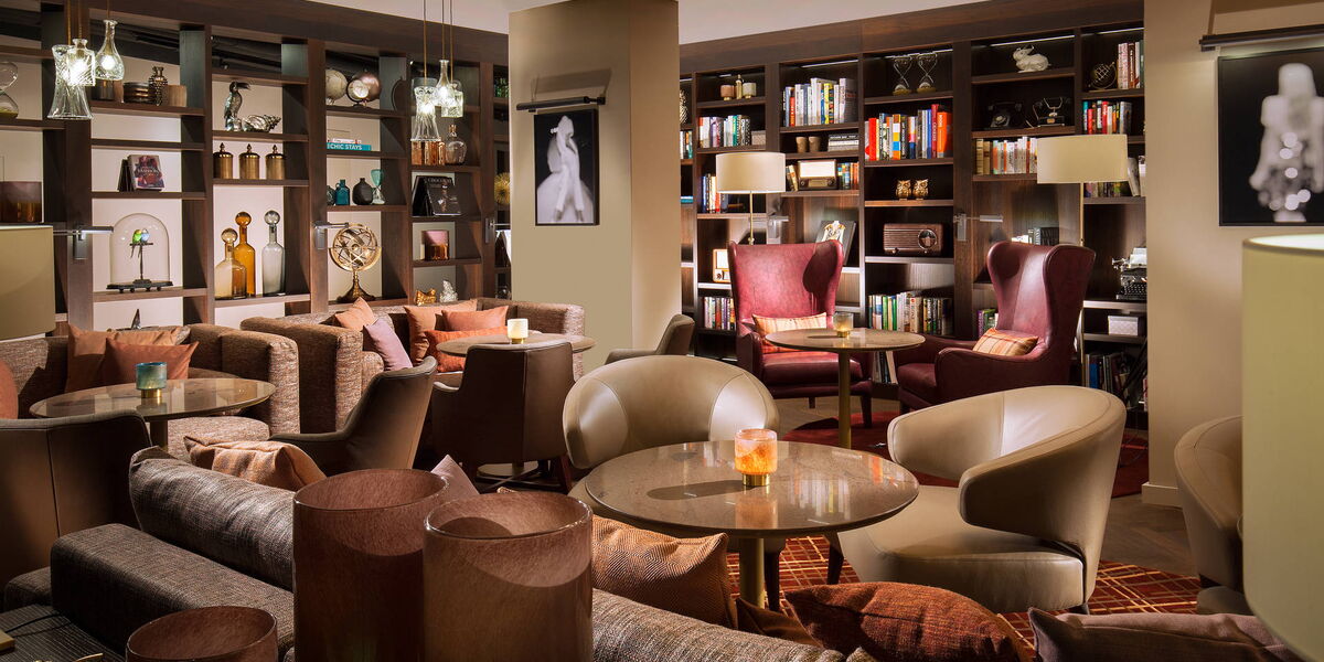 Cozy Bibliothek im ACASA Suites Zürich mit Lounge-Feeling