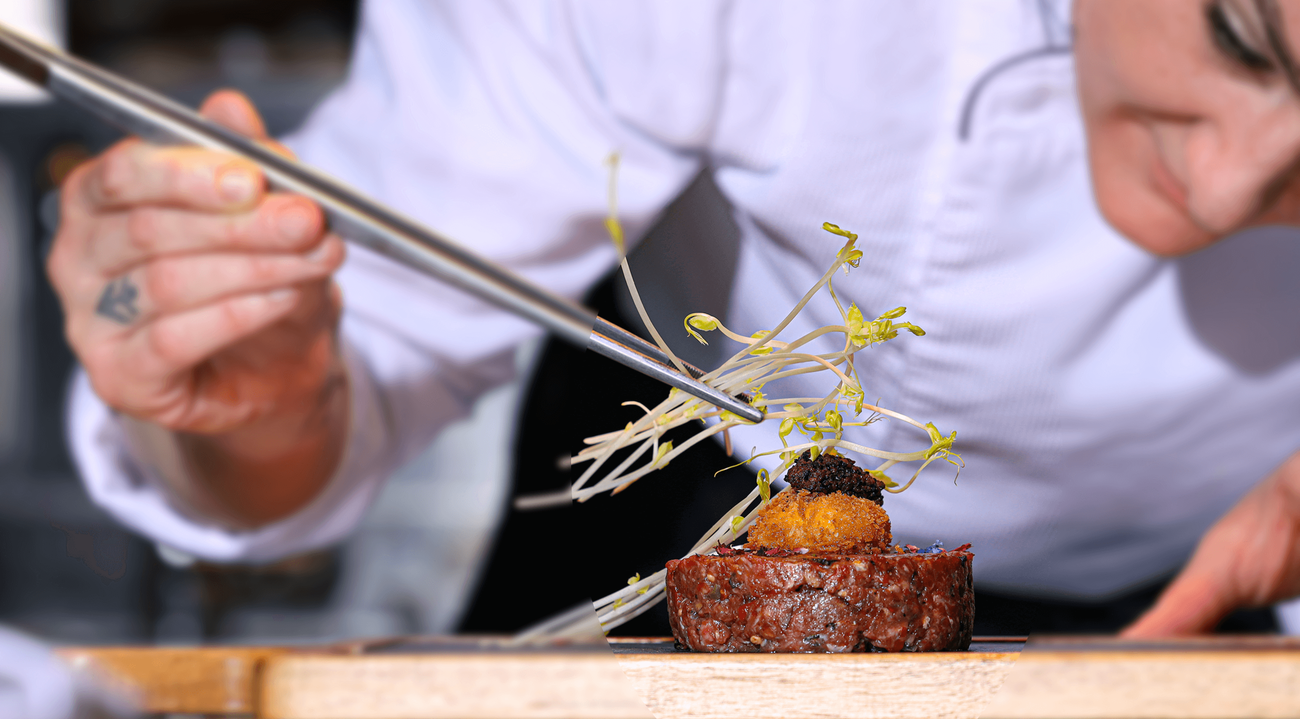 Chef vom Restaurant Acasa in Zürich Oerlikon bereitet Rindstartar zu