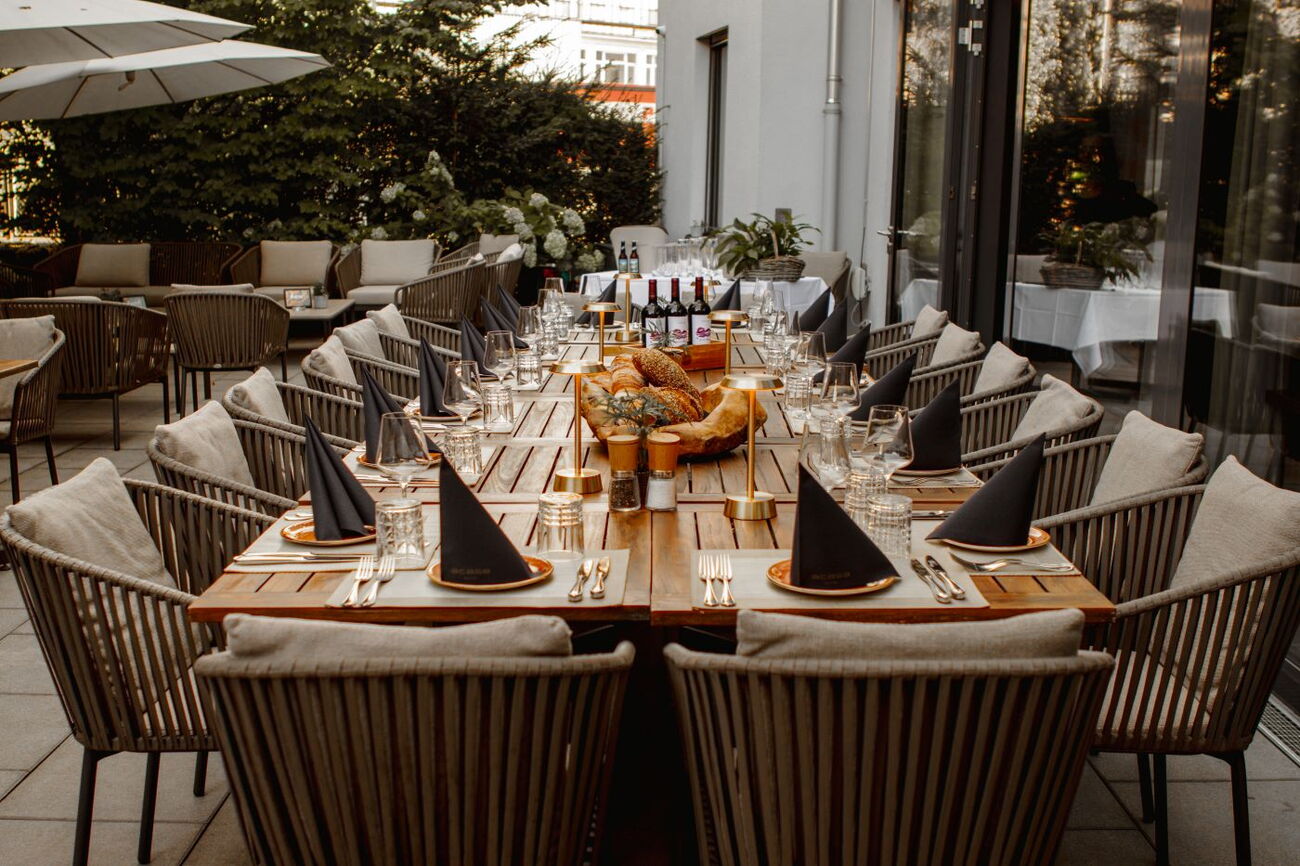 Bankett auf der Gartenterrasse des Restaurant Acasa mit festlich eingedecktem Tisch