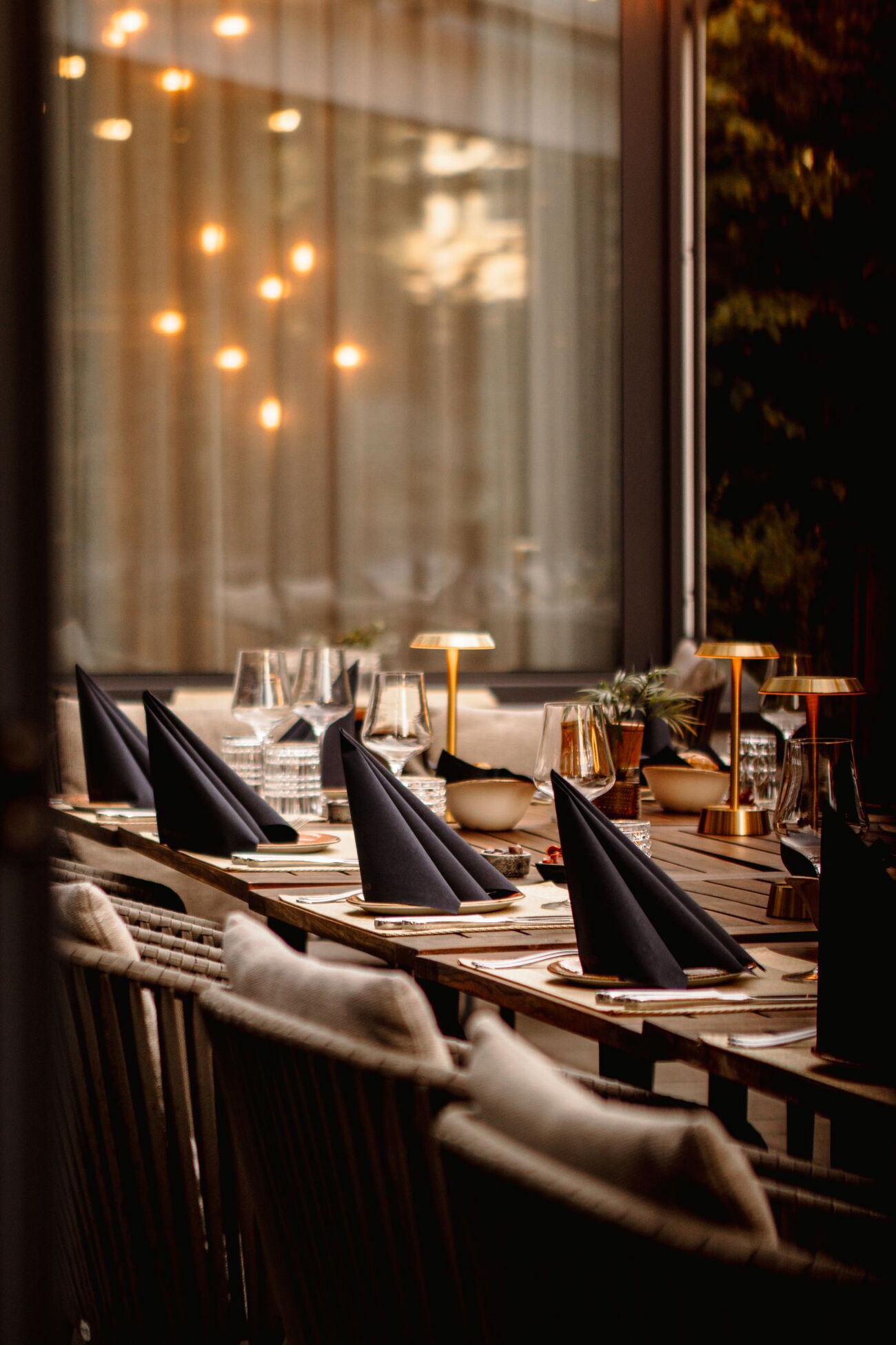 Gedeckter Tisch auf Gartenterrasse Restaurant Acasa