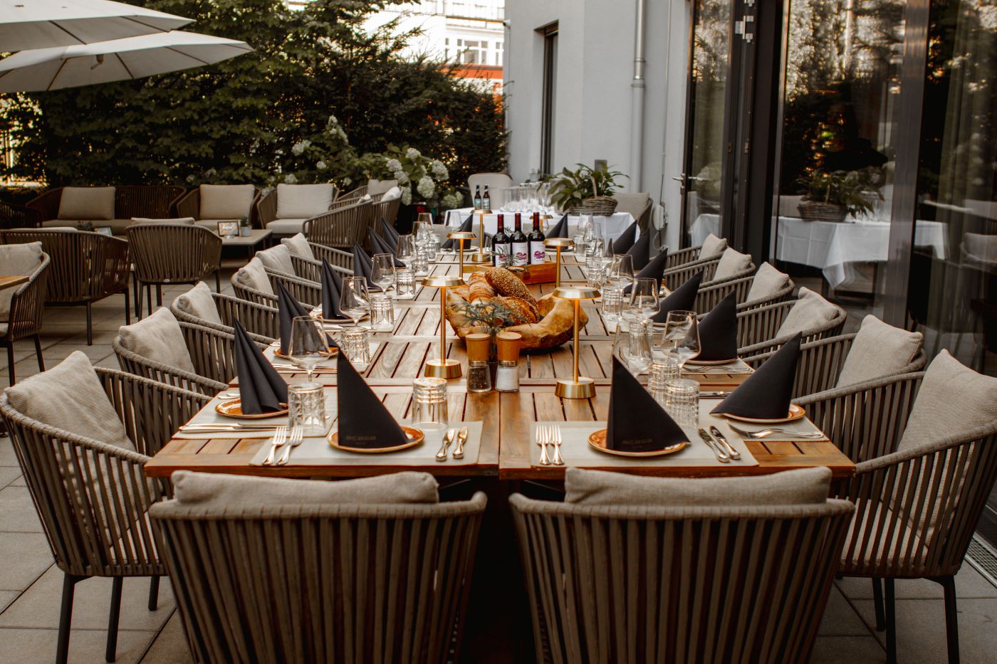 Bankett auf der Gartenterrasse des Restaurant Acasa mit festlich eingedecktem Tisch