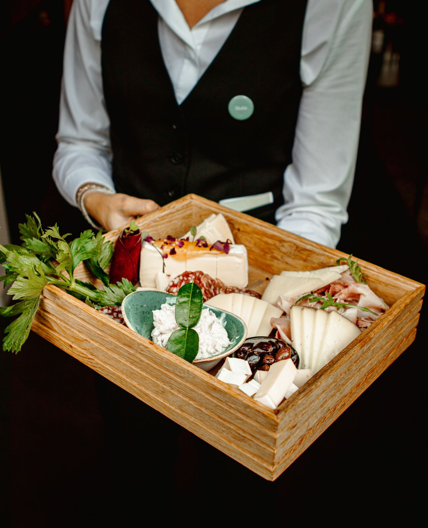 Bankett Detail von einem Holzteller mit frisch aufgeschnittenem Käse