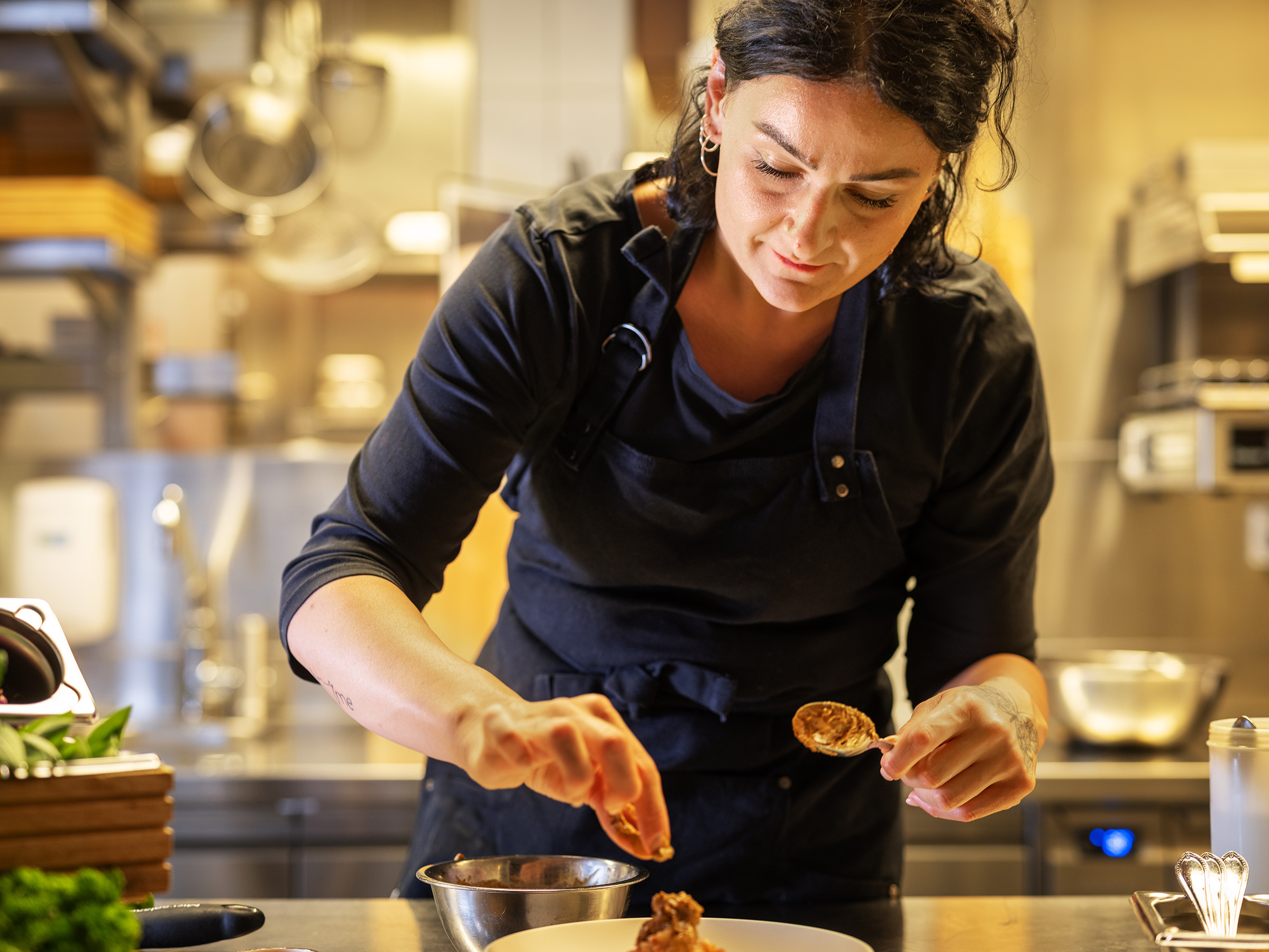 Chefköchin Martina bereitet süditalienisches Gericht zu